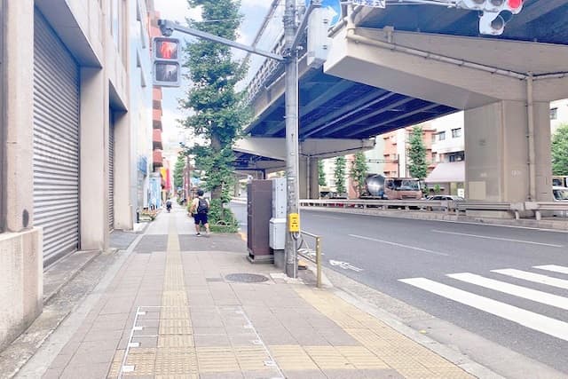 246号線を横断し、東に直進