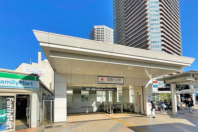 下目黒に佇む、駐車2台可の大邸宅