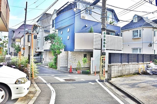 右折後、一本目を左折し、しばらく直進