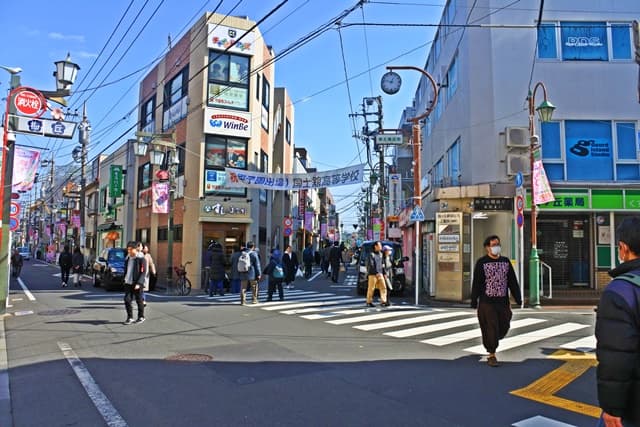 南口を出て、お寿司屋さんと薬局の間の道を直進