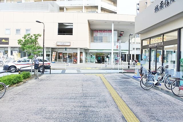 歩道橋を渡り右折