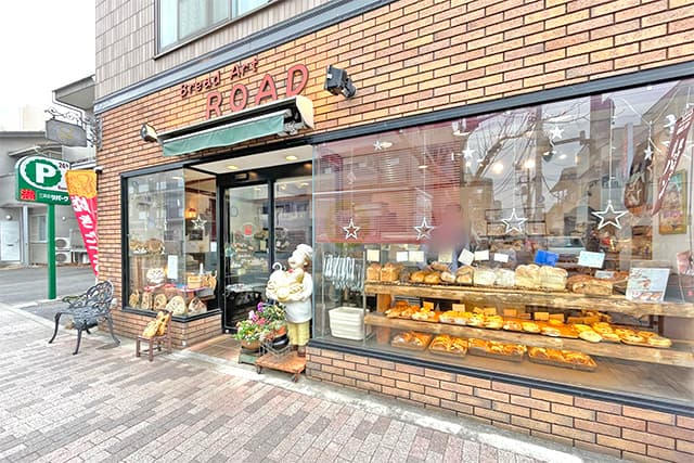 パンを抱えたおじさんの置物が目印