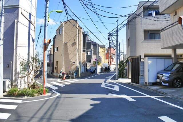 交差点を左折後、二股道の右側を直進