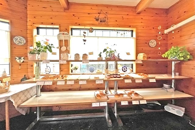 暖かみのある店内