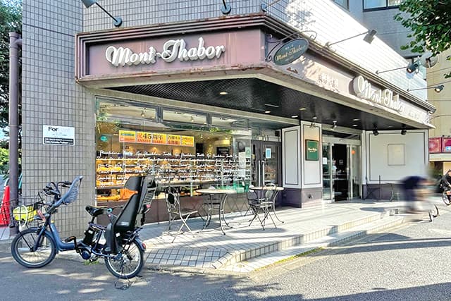 ベンチとテーブルがあり、買ったパンを食べられます