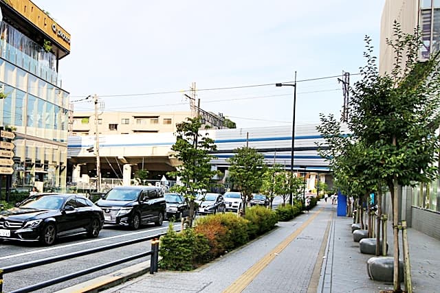 駅前のスクランブル交差点を右折