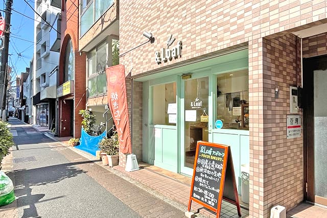 ミント色の爽やかな店構え