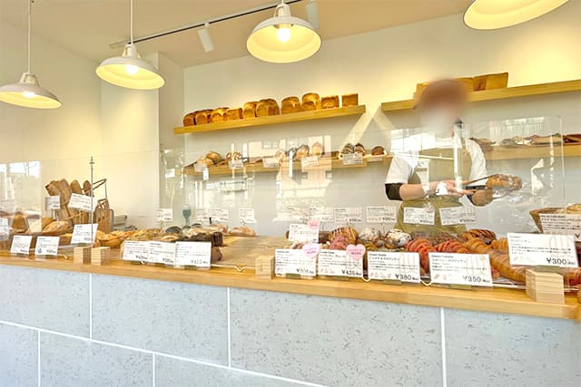 パンは店員さんにとってもらうスタイル