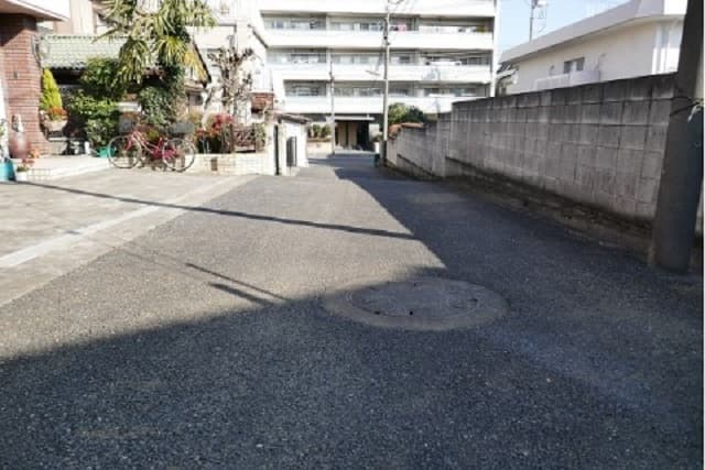 土地を背に（高台となっています）