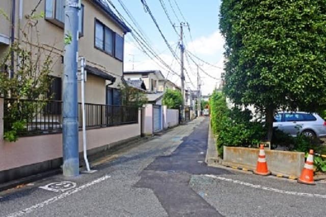 右折し路地を進む