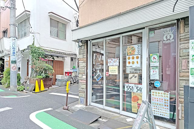 大きな窓が開放感のあるお店